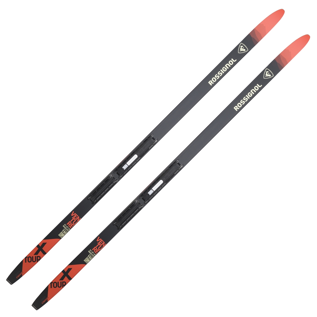 ENSEMBLE DE SKI DE FOND ET FIXATION ROSSIGNOL XT VENTURE JR / STEP-IN POUR JUNIOR vu des skis noirs, rouge et beige du dessus