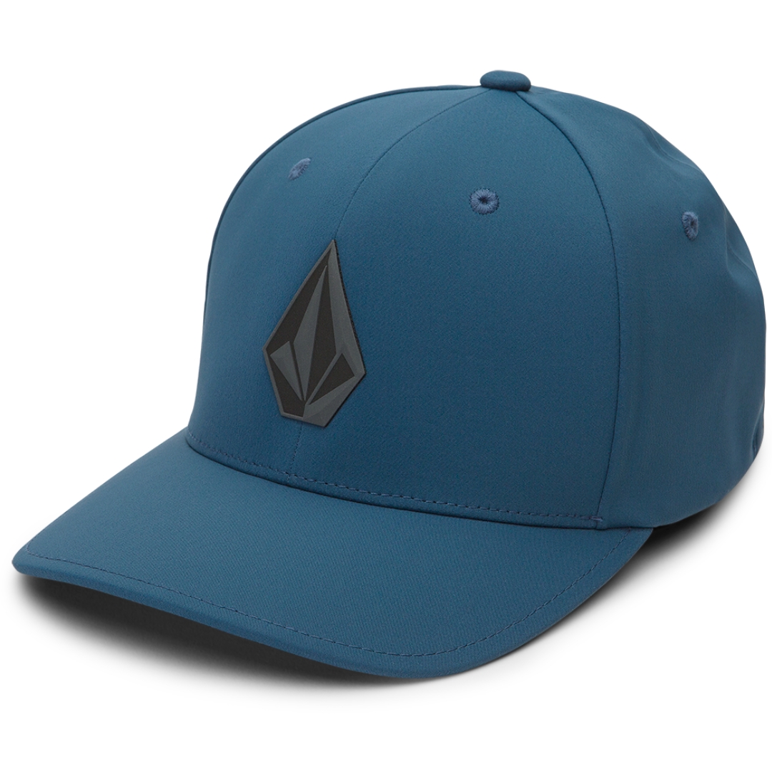 CASQUETTE VOLCOM STONE TECH FLEXFIT DELTA POUR HOMME couleur SVB-SERVICE BLUE vue de la casquette bleue de profil avant gauche