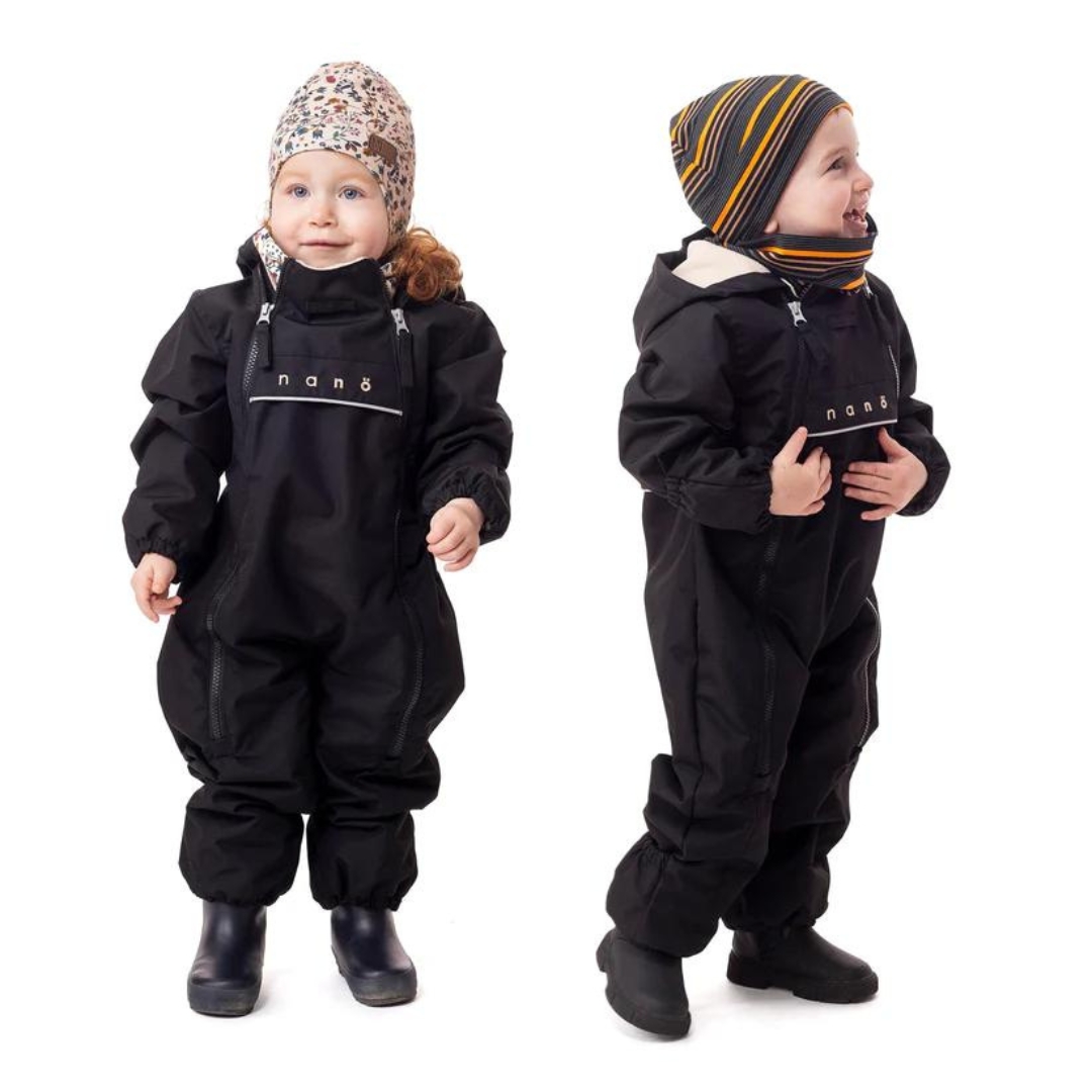 COMBINAISON DE PLUIE NANÖ terry POUR BÉBÉ COULEUR noir VU DE LA COMBINAISON noire portée par deux bébés vus de la tête aux pieds de face
