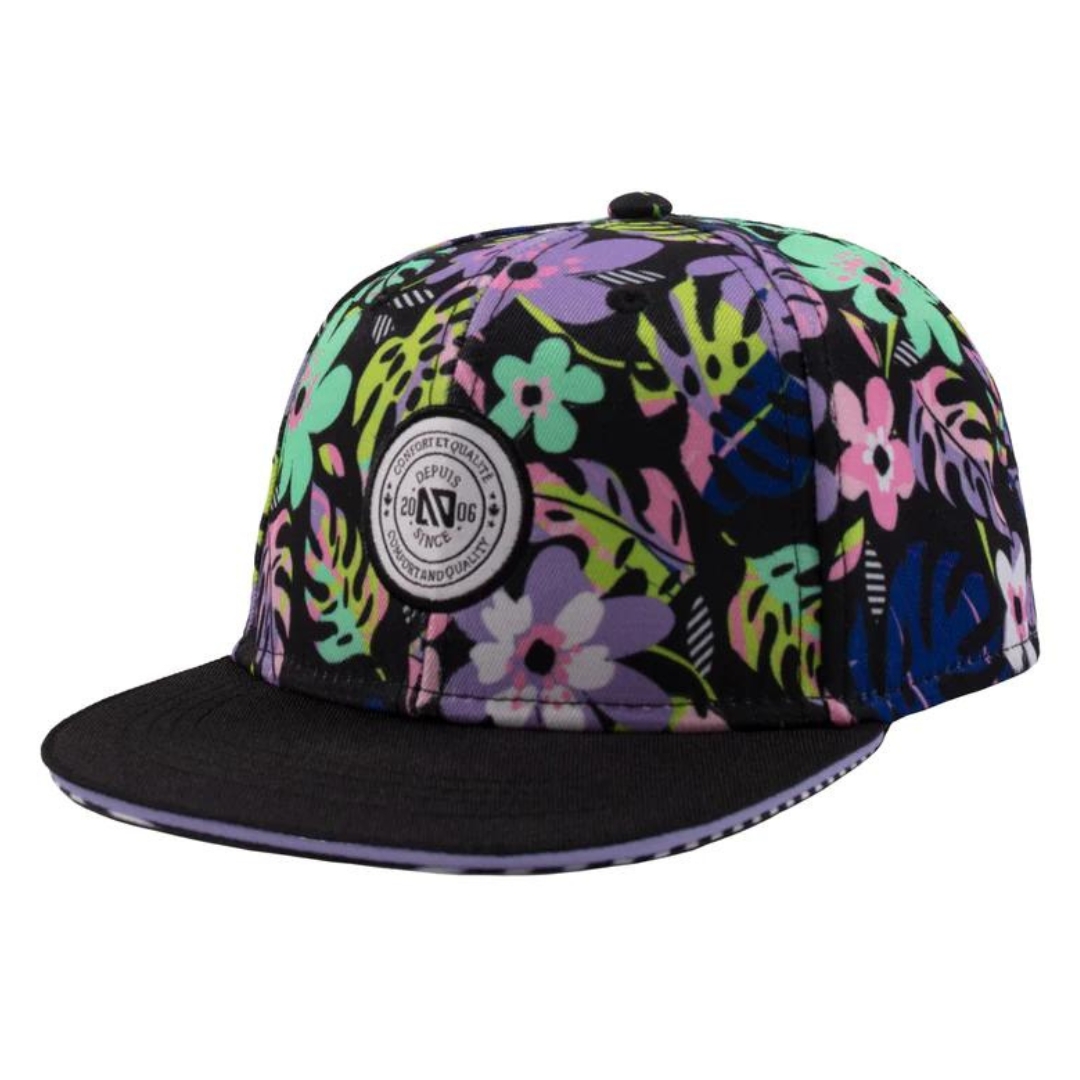 CASQUETTE NANÖ POUR FILLE couleur noir vu de la casquette noire avec imprimé de fleurs et feuillage lilas, turquoise, rose et bleu vue de profil avant droit