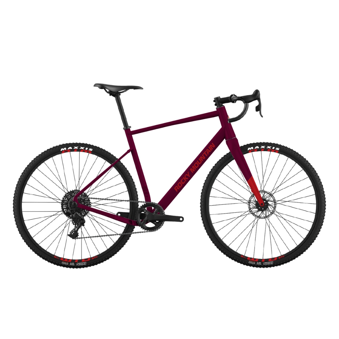 VÉLO DE ROUTE ROCKY MOUNTAIN SOLO A50 SRAM couleur PINK/RED vu du vélo rose lettré rouge de profil droit
