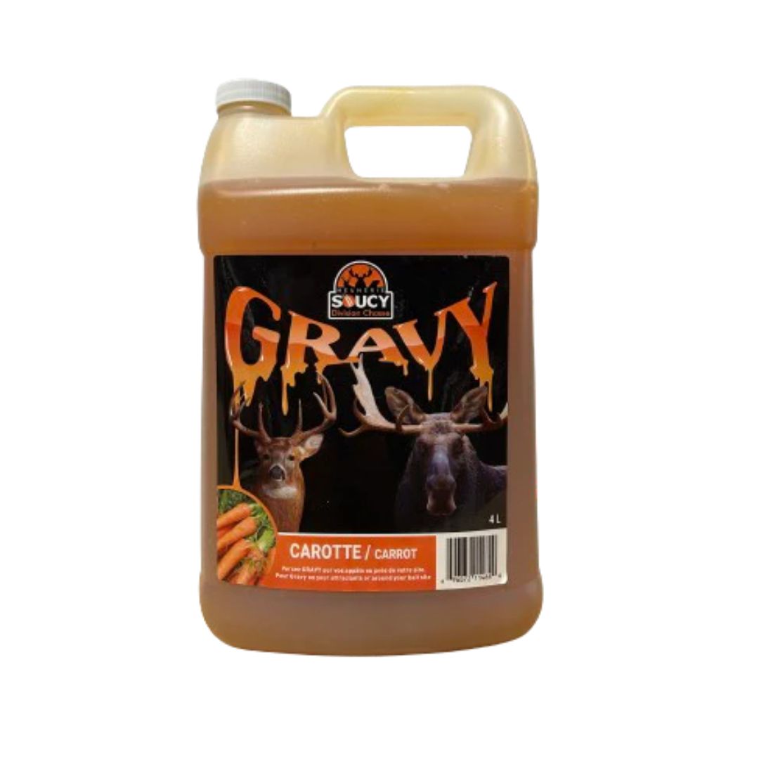 Un grand pichet de 4 litres de sauce Saucy avec une étiquette représentant un cerf et un orignal. Le produit est étiqueté comme étant aromatisé à la carotte. Le pichet est doté d'une poignée sur le dessus pour faciliter le versement.