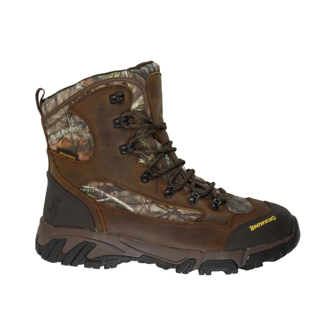 Une chaussure de randonnée marron à motif camouflage avec des lacets noirs et une semelle noire robuste. Le côté porte un logo sur lequel est écrit « Browning » en texte jaune. La chaussure est conçue pour une utilisation en extérieur et dans des conditions difficiles, avec un soutien supplémentaire de la cheville et une construction durable.