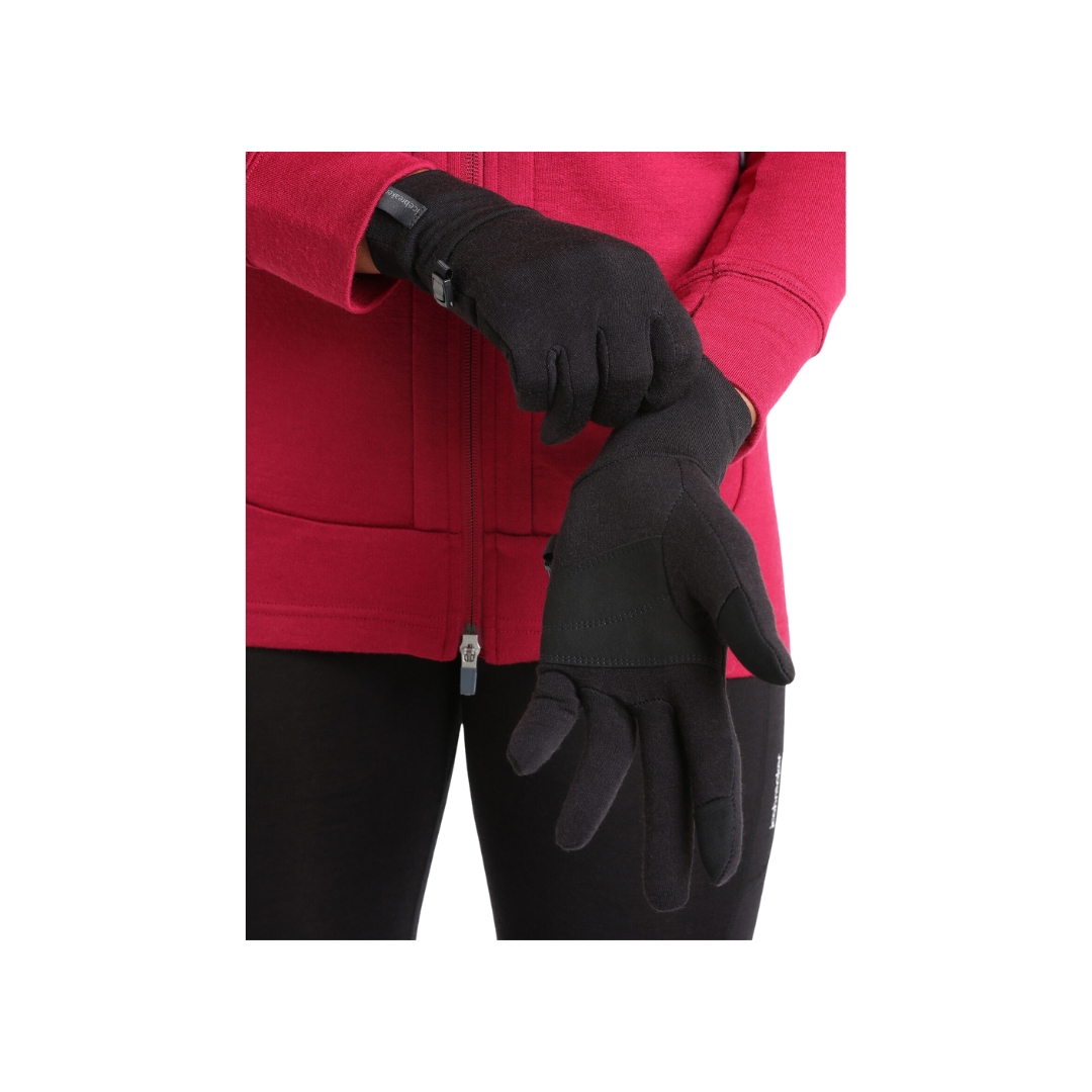 GANTS ICEBREAKER SIERRA UNISEXE de couleur noir vu du gant la main gauche qui tien le haut du gant et la main droite montre l'intérieur du gant