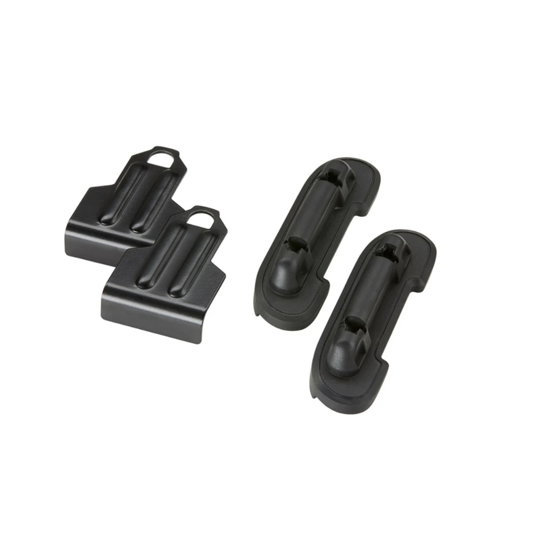 Une paire de supports métalliques noirs et des clips de montage en plastique noir sur fond blanc. Les supports métalliques ont une forme rectangulaire avec des trous pour les fixations, tandis que les clips en plastique sont incurvés avec des fentes pour la fixation.